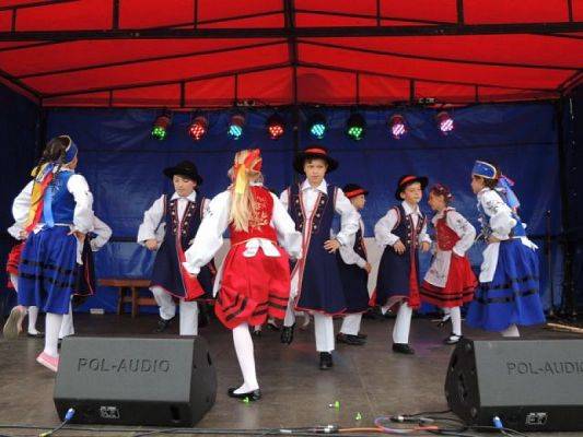  Grafika #15: WYSTĘP KASZUBSKI NA PLACU POKOJU grafika