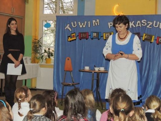  Grafika #1: ,,WIERSZE JULIANA TUWIMA PO KASZUBSKU - SPOTKANIE AUTORSKIE Z PANEM TOMASZEM FOPKE – PROMOCJA KSIĄŻKI I PŁYTKI KASZUBSKIEJ grafika