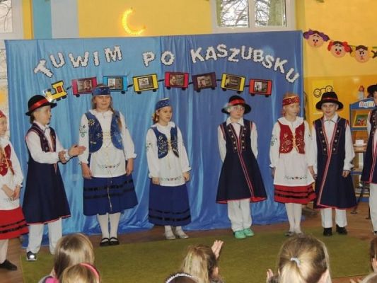  Grafika #6: ,,WIERSZE JULIANA TUWIMA PO KASZUBSKU - SPOTKANIE AUTORSKIE Z PANEM TOMASZEM FOPKE – PROMOCJA KSIĄŻKI I PŁYTKI KASZUBSKIEJ grafika