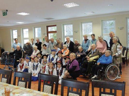  Grafika #0: WYSTĘP KASZUBSKI W DOMU SENIORA ,,ZIELONE WZGÓRZE" grafika