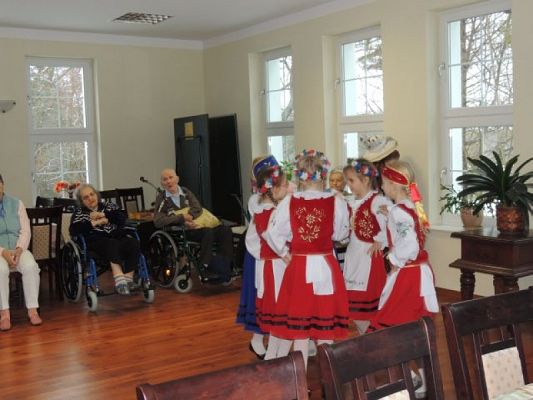  Grafika #1: WYSTĘP KASZUBSKI W DOMU SENIORA ,,ZIELONE WZGÓRZE" grafika