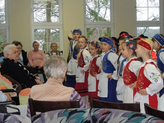  Grafika #2: WYSTĘP KASZUBSKI W DOMU SENIORA ,,ZIELONE WZGÓRZE" grafika