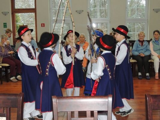  Grafika #3: WYSTĘP KASZUBSKI W DOMU SENIORA ,,ZIELONE WZGÓRZE" grafika