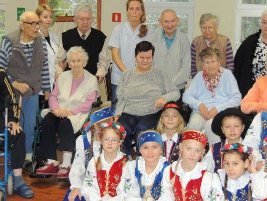  Grafika #5: WYSTĘP KASZUBSKI W DOMU SENIORA ,,ZIELONE WZGÓRZE" grafika