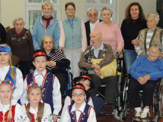  Grafika #6: WYSTĘP KASZUBSKI W DOMU SENIORA ,,ZIELONE WZGÓRZE" grafika