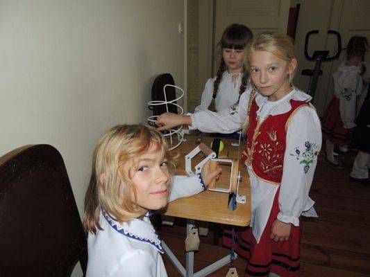  Grafika #10: WYSTĘP KASZUBSKI W DOMU SENIORA ,,ZIELONE WZGÓRZE" grafika