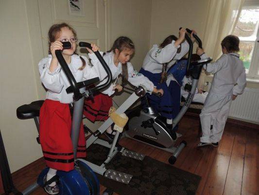  Grafika #11: WYSTĘP KASZUBSKI W DOMU SENIORA ,,ZIELONE WZGÓRZE" grafika