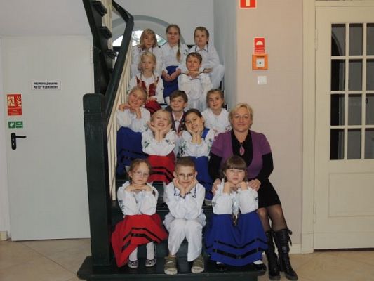  Grafika #13: WYSTĘP KASZUBSKI W DOMU SENIORA ,,ZIELONE WZGÓRZE" grafika