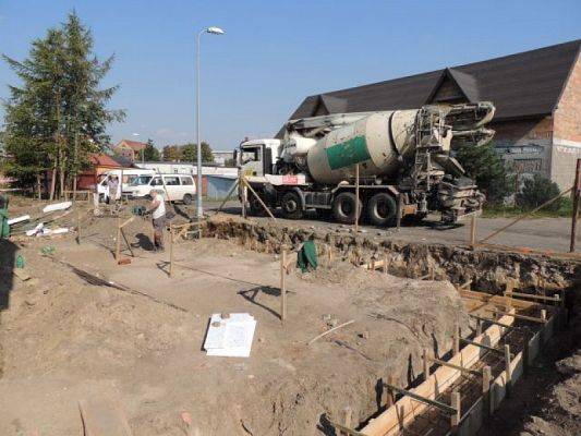  Grafika #6: Początek budowy sali gimnastycznej grafika