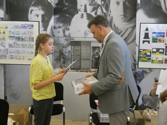  Grafika #2: UROCZYSTE ROZDANIE NAGRÓD grafika