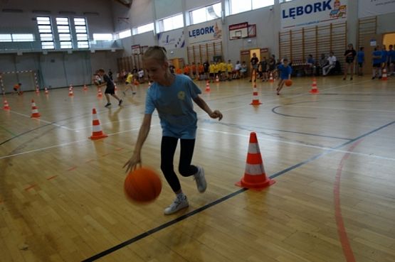  Grafika #23: KONKURS SPORTOWY DLA KLAS I-III  KTO Z NAS LEPIEJ I PRĘDZEJ  grafika