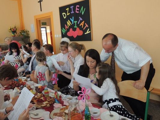 Grafika #10: CUDOWNYCH RODZICÓW MAM, CZYLI UROCZYSTOŚĆ DLA MAMY I TATY W KLASIE IB grafika