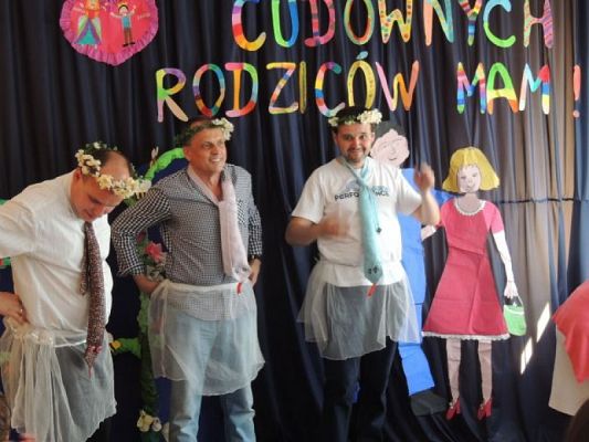 Grafika #15: CUDOWNYCH RODZICÓW MAM, CZYLI UROCZYSTOŚĆ DLA MAMY I TATY W KLASIE IB grafika