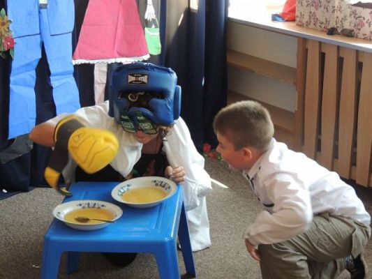 Grafika #18: CUDOWNYCH RODZICÓW MAM, CZYLI UROCZYSTOŚĆ DLA MAMY I TATY W KLASIE IB grafika