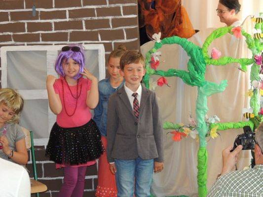  Grafika #0: KOPCIUSZEK NA WESOŁO, CZYLI DZIEŃ MAMY I TATY W KLASIE IIB grafika