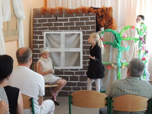  Grafika #2: KOPCIUSZEK NA WESOŁO, CZYLI DZIEŃ MAMY I TATY W KLASIE IIB grafika