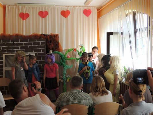  Grafika #3: KOPCIUSZEK NA WESOŁO, CZYLI DZIEŃ MAMY I TATY W KLASIE IIB grafika