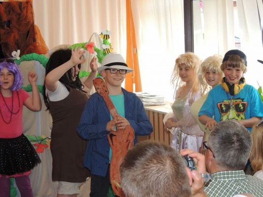  Grafika #5: KOPCIUSZEK NA WESOŁO, CZYLI DZIEŃ MAMY I TATY W KLASIE IIB grafika