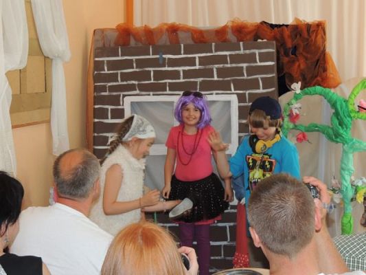  Grafika #6: KOPCIUSZEK NA WESOŁO, CZYLI DZIEŃ MAMY I TATY W KLASIE IIB grafika