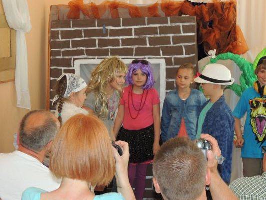  Grafika #7: KOPCIUSZEK NA WESOŁO, CZYLI DZIEŃ MAMY I TATY W KLASIE IIB grafika