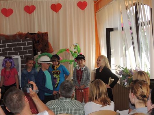  Grafika #8: KOPCIUSZEK NA WESOŁO, CZYLI DZIEŃ MAMY I TATY W KLASIE IIB grafika