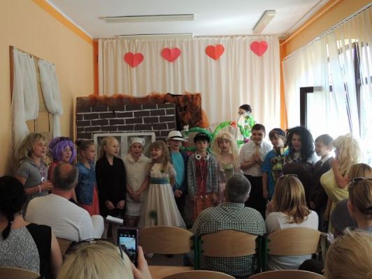  Grafika #9: KOPCIUSZEK NA WESOŁO, CZYLI DZIEŃ MAMY I TATY W KLASIE IIB grafika