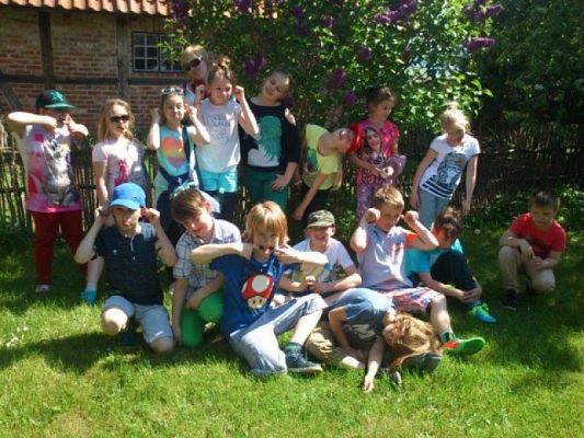  Grafika #7: WYCIECZKA TRZECIOKLASISTÓW DO WSI NADOLE grafika