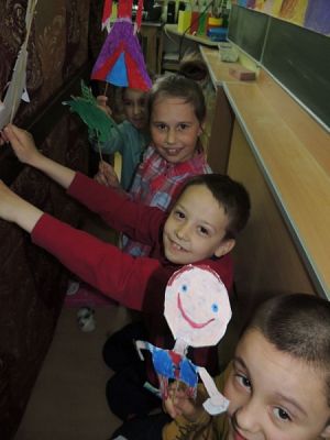  Grafika #0: BAJKA O PIĘKNEJ KRAKOWIANCE, STRASZNYM SMOKU I DZIELNYM KUBIE, CZYLI AMATORSKI TEATRZYK KUKIEŁKOWY W PIERWSZEJ KLASIE grafika