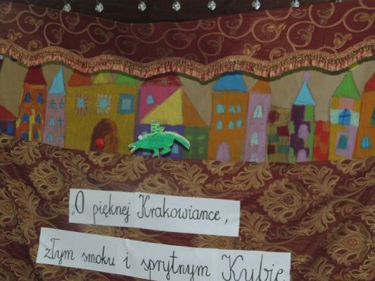  Grafika #3: BAJKA O PIĘKNEJ KRAKOWIANCE, STRASZNYM SMOKU I DZIELNYM KUBIE, CZYLI AMATORSKI TEATRZYK KUKIEŁKOWY W PIERWSZEJ KLASIE grafika