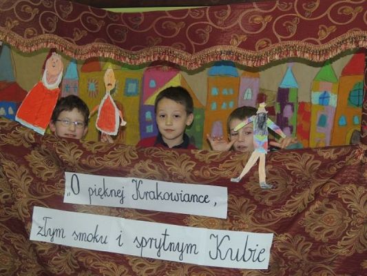  Grafika #5: BAJKA O PIĘKNEJ KRAKOWIANCE, STRASZNYM SMOKU I DZIELNYM KUBIE, CZYLI AMATORSKI TEATRZYK KUKIEŁKOWY W PIERWSZEJ KLASIE grafika