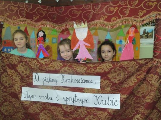  Grafika #6: BAJKA O PIĘKNEJ KRAKOWIANCE, STRASZNYM SMOKU I DZIELNYM KUBIE, CZYLI AMATORSKI TEATRZYK KUKIEŁKOWY W PIERWSZEJ KLASIE grafika