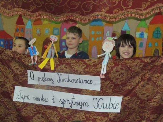  Grafika #7: BAJKA O PIĘKNEJ KRAKOWIANCE, STRASZNYM SMOKU I DZIELNYM KUBIE, CZYLI AMATORSKI TEATRZYK KUKIEŁKOWY W PIERWSZEJ KLASIE grafika