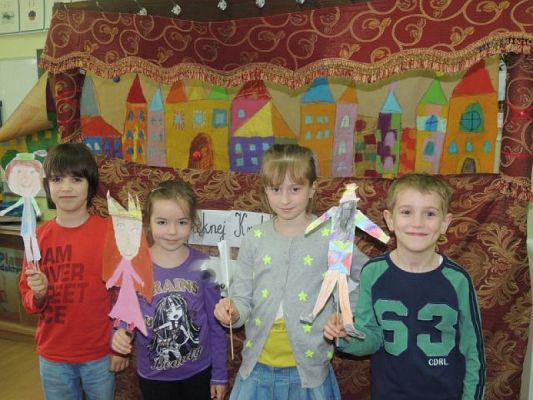  Grafika #8: BAJKA O PIĘKNEJ KRAKOWIANCE, STRASZNYM SMOKU I DZIELNYM KUBIE, CZYLI AMATORSKI TEATRZYK KUKIEŁKOWY W PIERWSZEJ KLASIE grafika