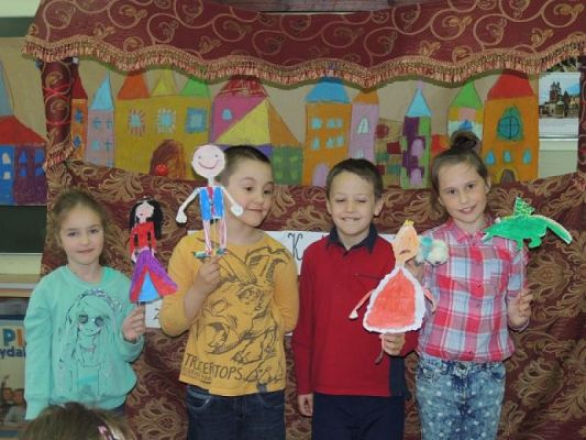  Grafika #9: BAJKA O PIĘKNEJ KRAKOWIANCE, STRASZNYM SMOKU I DZIELNYM KUBIE, CZYLI AMATORSKI TEATRZYK KUKIEŁKOWY W PIERWSZEJ KLASIE grafika