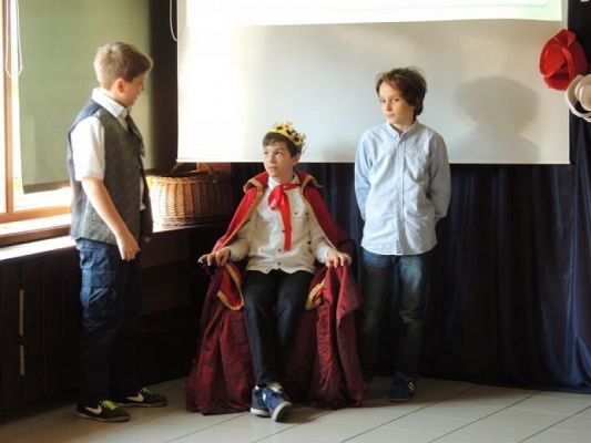  Grafika #2: UROCZYSTY APEL Z OKAZJI ROCZNICY UCHWALENIA KONSTYTUCJI 3 MAJA grafika