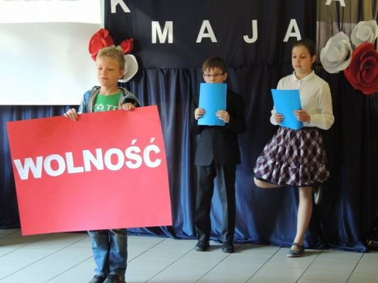  Grafika #4: UROCZYSTY APEL Z OKAZJI ROCZNICY UCHWALENIA KONSTYTUCJI 3 MAJA grafika