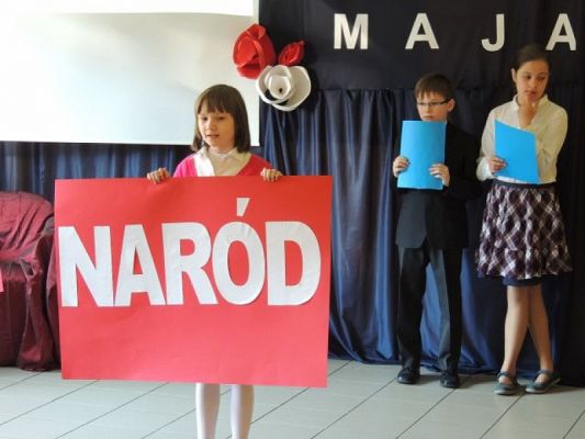  Grafika #3: UROCZYSTY APEL Z OKAZJI ROCZNICY UCHWALENIA KONSTYTUCJI 3 MAJA grafika