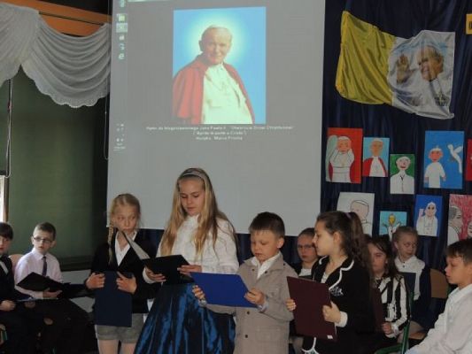  Grafika #2: "W CODZIENNYM TRUDZIE, W WYSIŁKU UMYSŁU, WOLI SERCA - OBRAZ DZIECKA POZOSTAJE DLA CZŁOWIEKA NATCHNIENIEM I ŹRÓDŁEM NADZIEI" (Jan Paweł II - Nigeria, 1982r.) grafika