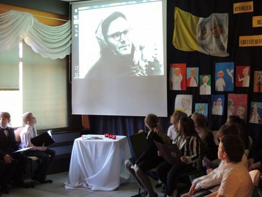  Grafika #5: "W CODZIENNYM TRUDZIE, W WYSIŁKU UMYSŁU, WOLI SERCA - OBRAZ DZIECKA POZOSTAJE DLA CZŁOWIEKA NATCHNIENIEM I ŹRÓDŁEM NADZIEI" (Jan Paweł II - Nigeria, 1982r.) grafika