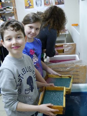  Grafika #2: WARSZTATY W MUZEUM - RĘCZNE CZERPANIE PAPIERU grafika