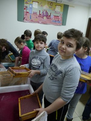  Grafika #1: WARSZTATY W MUZEUM - RĘCZNE CZERPANIE PAPIERU grafika