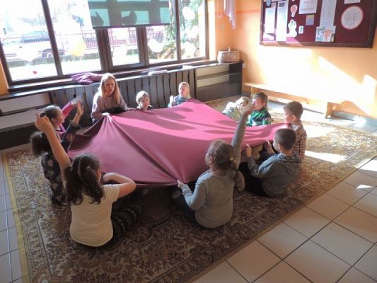  Grafika #4: WYRAŻAMY UCZUCIA SWOJE I SZANUJEMY UCZUCIA INNYCH grafika