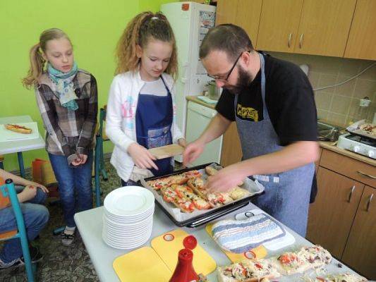  Grafika #12: KUCHARZENIE W KLASIE III grafika