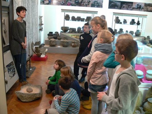  Grafika #1: LEKCJA ARCHEOLOGICZNA KLASY III W LĘBORSKIM MUZEUM grafika