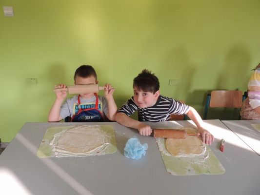  Grafika #1: "POWIEDZIAŁ BARTEK, ŻE DZIŚ TŁUSTY CZWARTEK, A BARTKOWA UWIERZYŁA, SMACZNYCH PĄCZKÓW NASMAŻYŁA" grafika