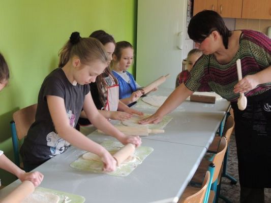  Grafika #0: "POWIEDZIAŁ BARTEK, ŻE DZIŚ TŁUSTY CZWARTEK, A BARTKOWA UWIERZYŁA, SMACZNYCH PĄCZKÓW NASMAŻYŁA" grafika