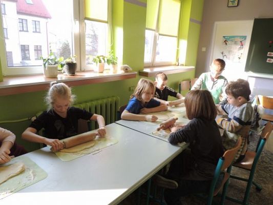  Grafika #2: "POWIEDZIAŁ BARTEK, ŻE DZIŚ TŁUSTY CZWARTEK, A BARTKOWA UWIERZYŁA, SMACZNYCH PĄCZKÓW NASMAŻYŁA" grafika