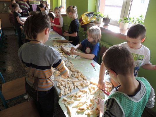  Grafika #3: "POWIEDZIAŁ BARTEK, ŻE DZIŚ TŁUSTY CZWARTEK, A BARTKOWA UWIERZYŁA, SMACZNYCH PĄCZKÓW NASMAŻYŁA" grafika