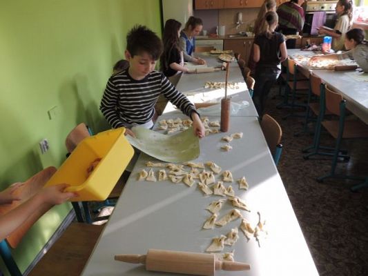  Grafika #4: "POWIEDZIAŁ BARTEK, ŻE DZIŚ TŁUSTY CZWARTEK, A BARTKOWA UWIERZYŁA, SMACZNYCH PĄCZKÓW NASMAŻYŁA" grafika