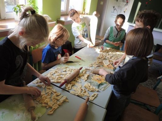  Grafika #5: "POWIEDZIAŁ BARTEK, ŻE DZIŚ TŁUSTY CZWARTEK, A BARTKOWA UWIERZYŁA, SMACZNYCH PĄCZKÓW NASMAŻYŁA" grafika